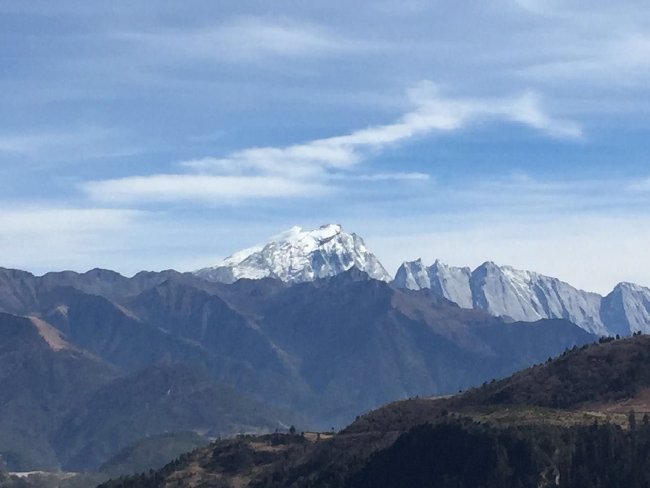雪山下的游人